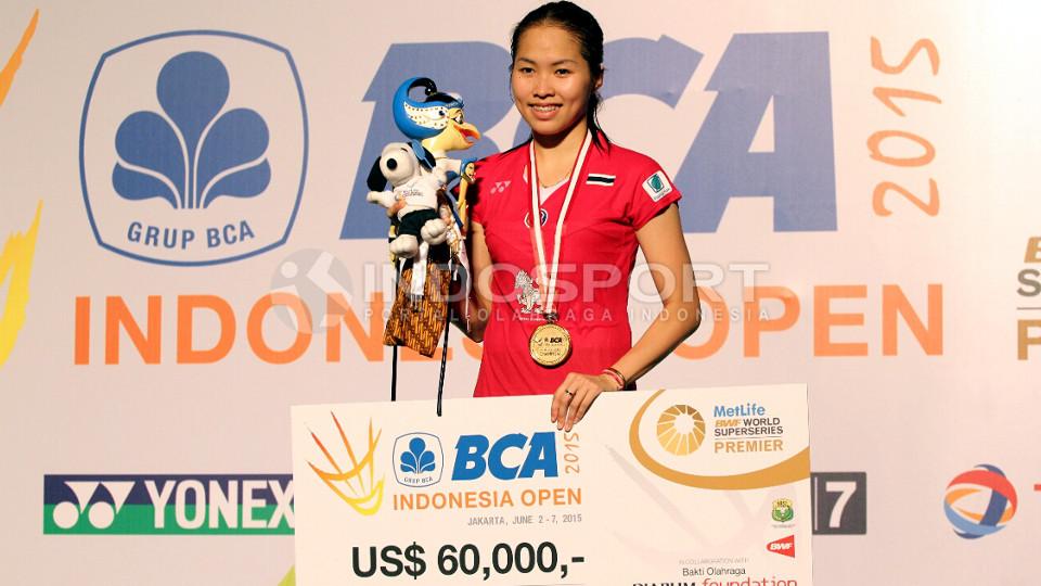 Ratchanok Intanon sumringah usai menerima medali dan hadiah sebagai juara tunggal putri.